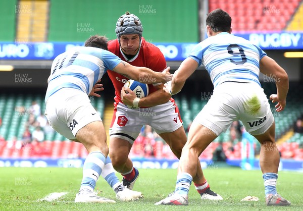 100721 - Argentina v Wales - International Rugby - Jonathan Davies of Wales takes on Nicolas Sanchez and Tomas Cubelli of Argentina