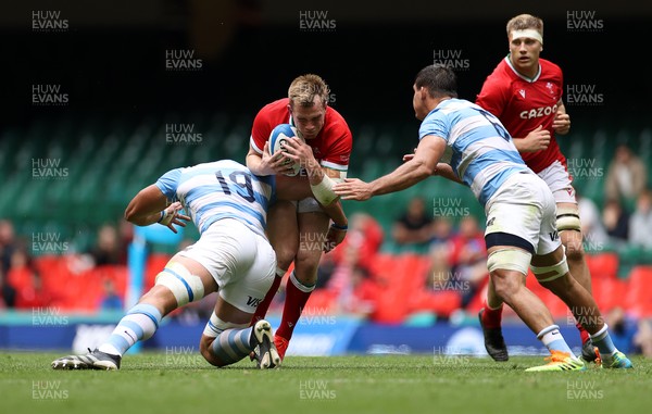 100721 - Argentina v Wales - Summer International Series - Nick Tompkins of Wales is tackled by Santiago Chocobares and Pablo Matera of Argentina