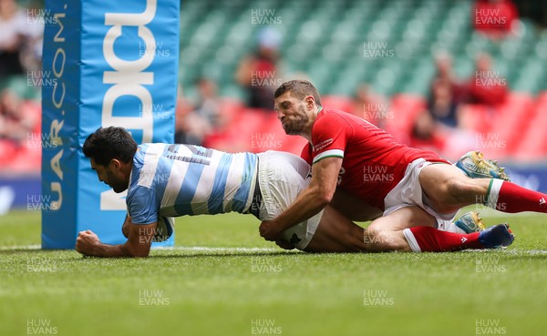 100721 - Argentina v Wales, Summer International First Test - Jeronimo de la Fuente of Argentina beats Jonah Holmes of Wales as he powers over to score try
