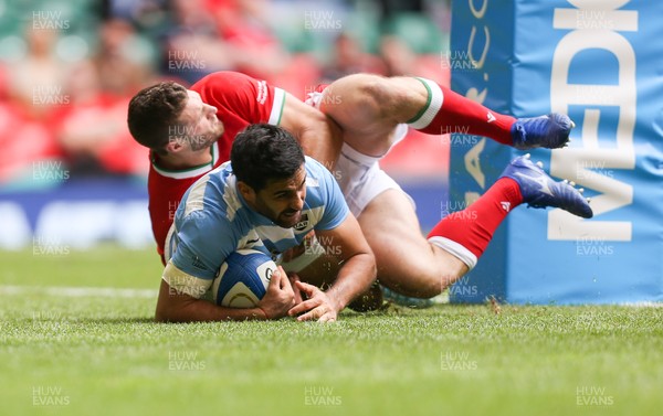 100721 - Argentina v Wales, Summer International First Test - Jeronimo de la Fuente of Argentina beats Jonah Holmes of Wales as he powers over to score try