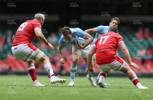 100721 - Argentina v Wales, Summer International First Test - Nicolas Sanchez of Argentina takes on Josh Turnbull of Wales and Gareth Thomas of Wales