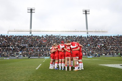 110726 - Argentina v Wales - Nations Championship - Wales team huddle