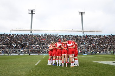 110726 - Argentina v Wales - Nations Championship - Wales team huddle