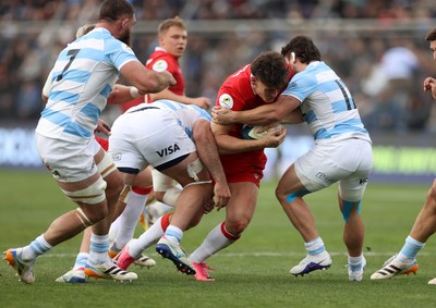 110726 - Argentina v Wales - Nations Championship - Eddie James of Wales is tackled by Bautista Delguy and Mateo Carreras of Argentina 