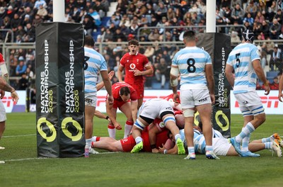 110726 - Argentina v Wales - Nations Championship - Rhys Carre of Wales scores a try