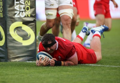 110726 - Argentina v Wales - Nations Championship - Ben Warren of Wales scores a try