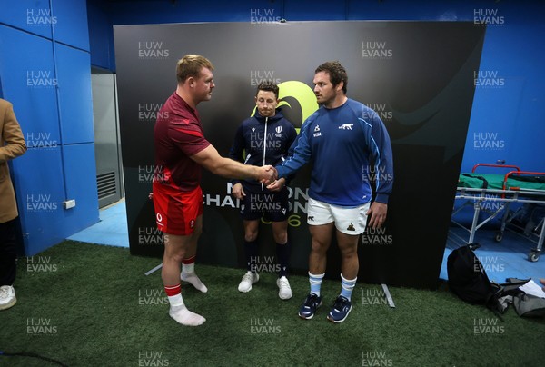 110726 - Argentina v Wales - Nations Championship - Dewi Lake of Wales and Julian Montoya of Argentina with Referee Paul Williams at the coin toss