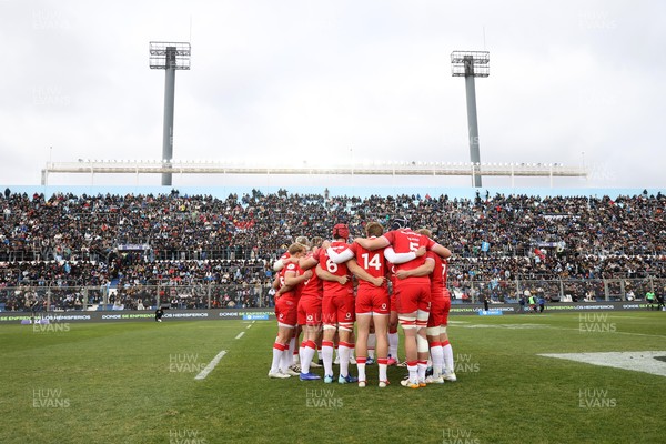110726 - Argentina v Wales - Nations Championship - Wales team huddle