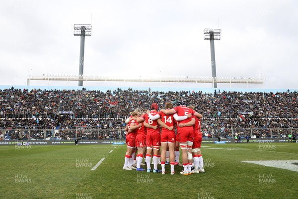 110726 - Argentina v Wales - Nations Championship - Wales team huddle