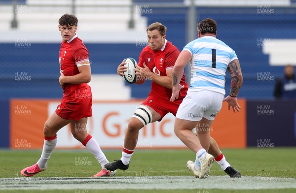 110726 - Argentina v Wales - Nations Championship - Ben Carter of Wales is challenged by Boris Wenger of Argentina 