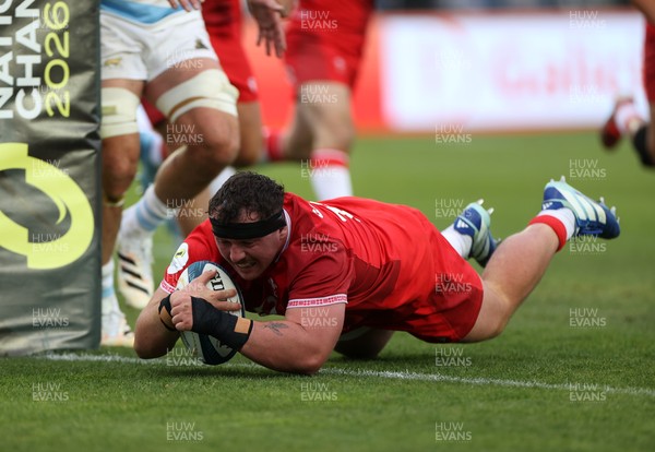 110726 - Argentina v Wales - Nations Championship - Ben Warren of Wales scores a try