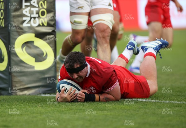110726 - Argentina v Wales - Nations Championship - Ben Warren of Wales scores a try
