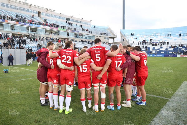 110726 - Argentina v Wales - Nations Championship - Wales team huddle