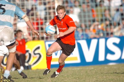 12-06-04. Argentina v Wales (1st Test in Tucuman).  Wales' Dwayne Peel jinks through to score try.  