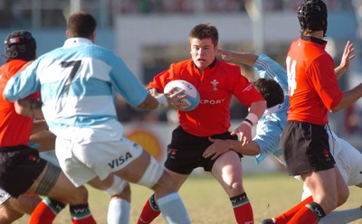 12-06-04. Argentina v Wales (1st Test in Tucuman).  Wales' Ceri Sweeney tries to get through gap.  
