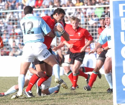 12-06-04. Argentina v Wales (1st Test in Tucuman).  Wales' Sonny Parker tries to get through but is held by Manuel Contepomi  