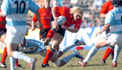 12-06-04. Argentina v Wales (1st Test in Tucuman).  Wales' Duncan Jones breaks through gap.  