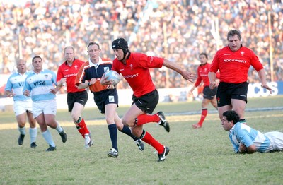 12-06-04. Argentina v Wales (1st Test in Tucuman).  Wales' Hal Luscombe darts through to score try.  