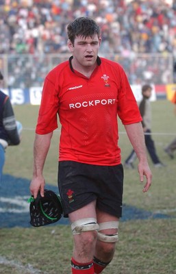12-06-04. Argentina v Wales (1st Test in Tucuman).  Wales' Michael Owen leaves the field dejected.  