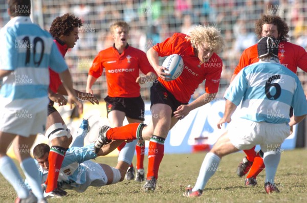 12-06-04. Argentina v Wales (1st Test in Tucuman).  Wales' Duncan jones barges through.  