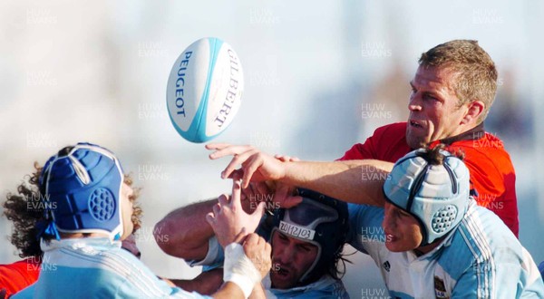 12-06-04. Argentina v Wales (1st Test in Tucuman).  Wales' Gareth Llewellyn tries to win ball.  