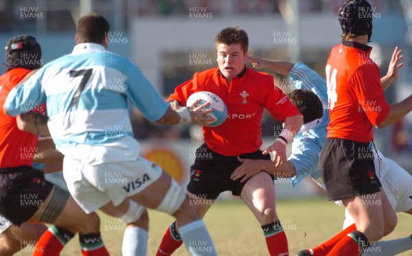 12-06-04. Argentina v Wales (1st Test in Tucuman).  Wales' Ceri Sweeney tries to get through gap.  