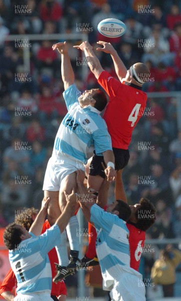 12-06-04. Argentina v Wales (1st Test in Tucuman).  Wales' Brent cockbain wins ball against Gonzalo Longo (Captain)  