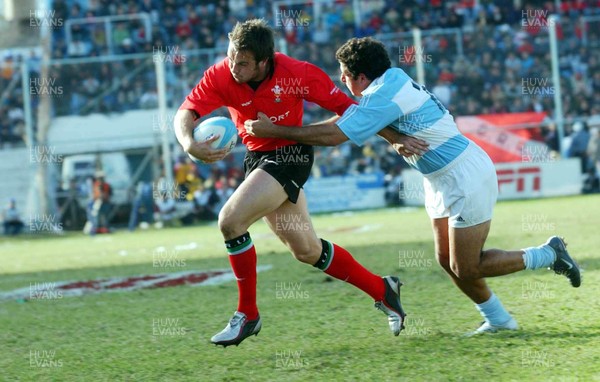 12-06-04. Argentina v Wales (1st Test in Tucuman).  Wales' Rhys Williams tries to beat Hernan Senillosa  