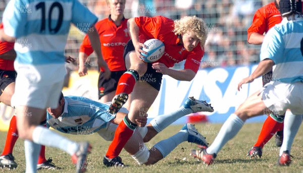 12-06-04. Argentina v Wales (1st Test in Tucuman).  Wales' Duncan Jones breaks through gap.  