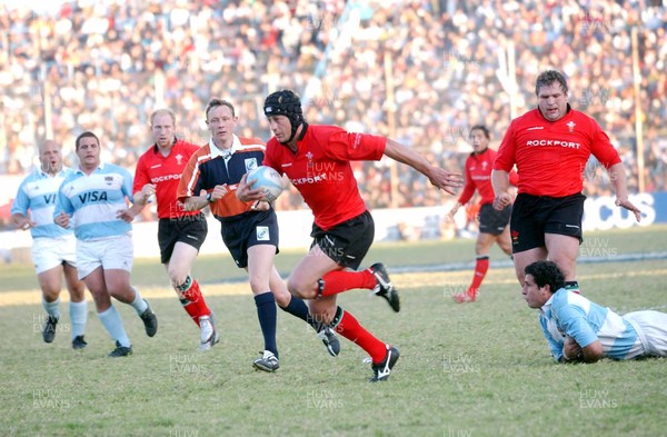 12-06-04. Argentina v Wales (1st Test in Tucuman).  Wales' Hal Luscombe darts through to score try.  