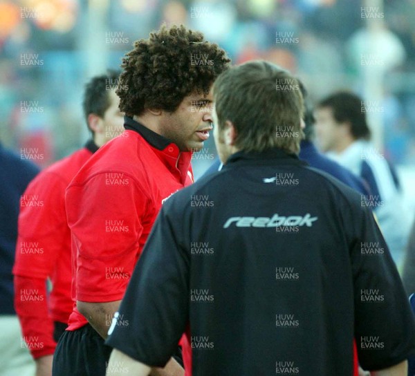 12-06-04. Argentina v Wales (1st Test in Tucuman).  Wales Captain Colin Charvis leaves the field.  