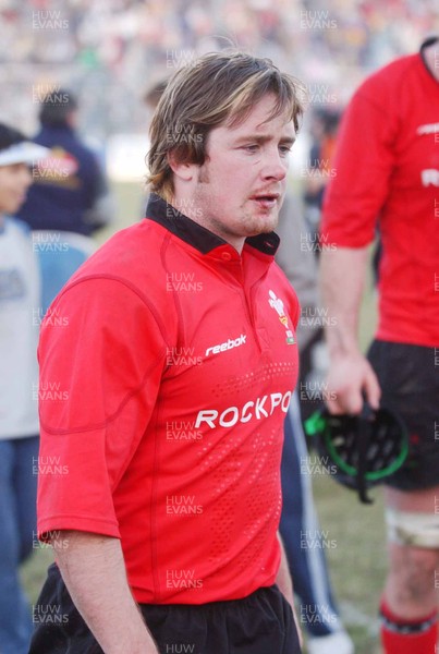 12-06-04. Argentina v Wales (1st Test in Tucuman).  A bloodied and dejected Shane Williams leaves the field at full-time.  
