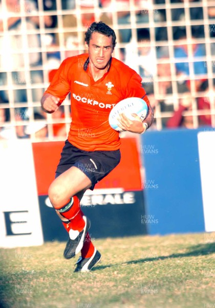 12-06-04. Argentina v Wales (1st Test in Tucuman).  Wales' Sonny Parker crosses to score try.  