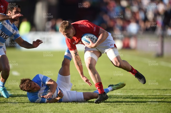 160618 - Argentina v Wales - International Rugby - James Davies of Wales holds off Nicolas Sanchez of Argentina