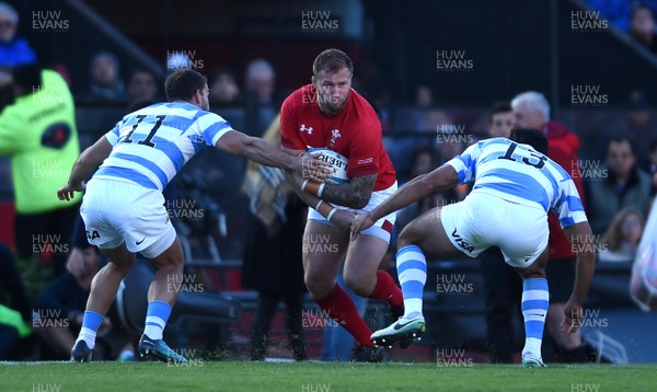 160618 - Argentina v Wales - International Rugby - Ross Moriarty of Wales takes on Ramiro Moyano and Matias Orlando of Argentina