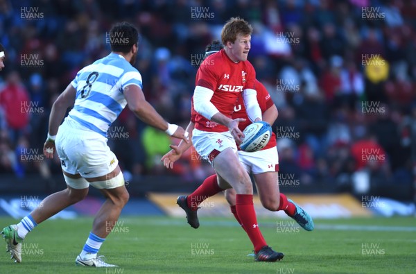 160618 - Argentina v Wales - International Rugby - Rhys Patchell of Wales gets the ball away
