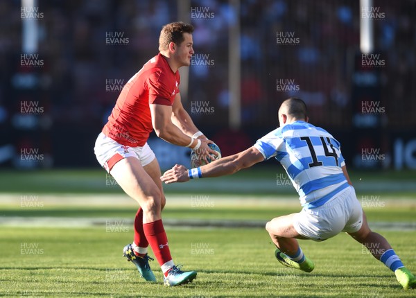 160618 - Argentina v Wales - International Rugby - Hallam Amos of Wales is tackled by Bautista Delguy of Argentina