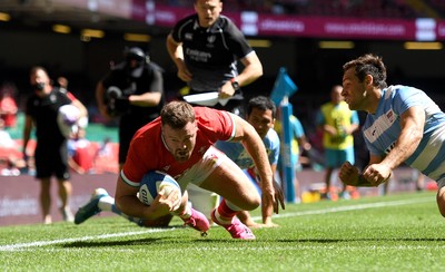 170721 - Argentina v Wales - International Rugby - Owen Lane of Wales beats Nicolas Sanchez of Argentina to score try