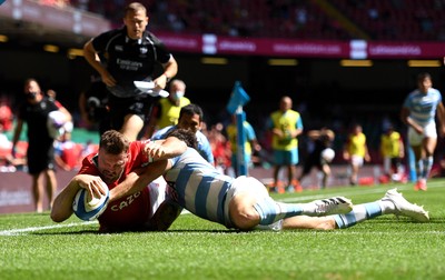 170721 - Argentina v Wales - International Rugby - Owen Lane of Wales beats Nicolas Sanchez of Argentina to score try