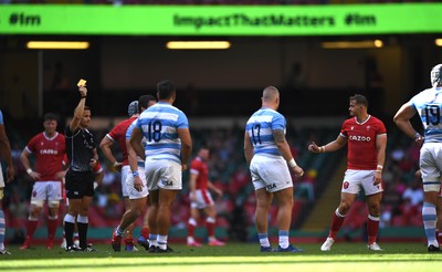 170721 - Argentina v Wales - International Rugby - Referee Luke Pearce shows Hallam Amos of Wales a yellow card