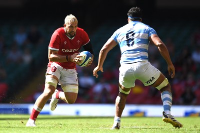 170721 - Argentina v Wales - International Rugby - Josh Turnbull of Wales takes on Rodrigo Bruni of Argentina