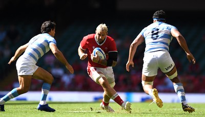 170721 - Argentina v Wales - International Rugby - Josh Turnbull of Wales takes on Felipe Ezcurra and Rodrigo Bruni of Argentina