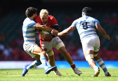 170721 - Argentina v Wales - International Rugby - Josh Turnbull of Wales takes on Felipe Ezcurra and Rodrigo Bruni of Argentina