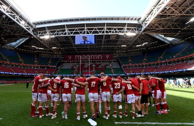 170721 - Argentina v Wales - International Rugby - Players huddle at the end of the game