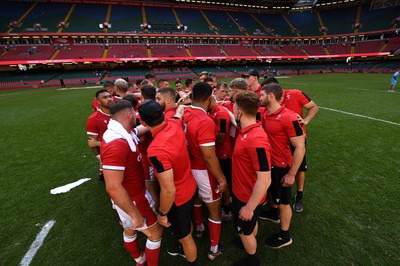 170721 - Argentina v Wales - International Rugby - Players huddle at the end of the game