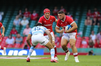 170721 - Argentina v Wales, Summer International Series, Second Test - Gareth Thomas of Wales takes on Santiago Carreras of Argentina