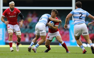 170721 - Argentina v Wales, Summer International Series, Second Test - Jarrod Evans of Wales is tackled by Tomas Cubelli of Argentina