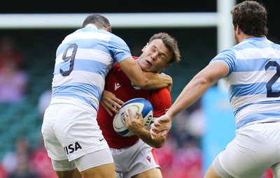 170721 - Argentina v Wales, Summer International Series, Second Test - Jarrod Evans of Wales is tackled by Tomas Cubelli of Argentina