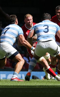 170721 - Argentina v Wales, Summer International Series, Second Test - Ross Moriarty of Wales takes on Facundo Isa of Argentina and Francisco Gomez Kodela of Argentina