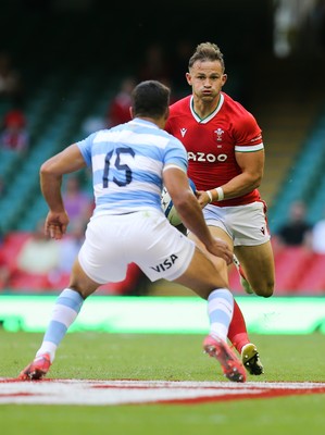 170721 - Argentina v Wales, Summer International Series, Second Test - Hallam Amos of Wales takes on Santiago Carreras of Argentina